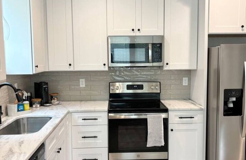Lafayette House | NEW Thibodeaux House 2 KING Beds Fast WiFi 65" TV
