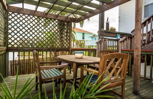 Jamaica Beach House | NEW TO THE MARKET - CANAL VISTA WATERFRONT CANAL LOCATION - SLEEPS 7