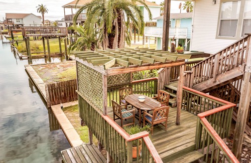 Jamaica Beach House | NEW TO THE MARKET - CANAL VISTA WATERFRONT CANAL LOCATION - SLEEPS 7