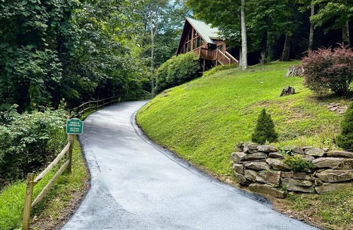 Sugar Mountain Cabin | New to VRBO Cozy Sugar Hill Cabin 2 min to the slopes