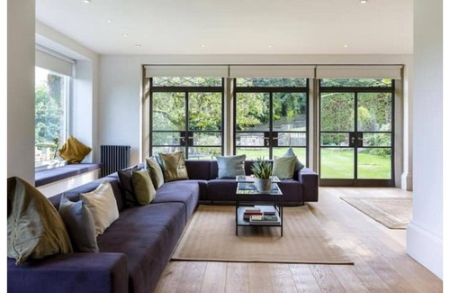 Rodborough House | NEW TO VRBO! Stunning 5-bedroom villa with hot tub, pure Cotswolds luxury