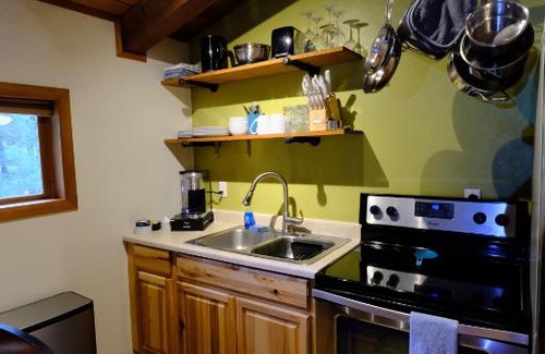 Back Loop Apartment | NEW! Treehouse Getaway APT