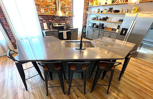 Sandusky House | New Ultimate Downtown House-2 Apartments w/5 Bdrms