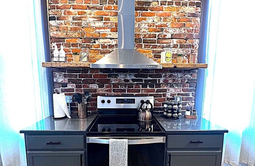 Sandusky House | New Ultimate Downtown House-2 Apartments w/5 Bdrms