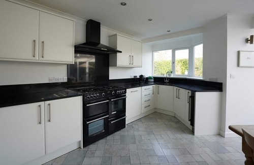 Burnham-on-Sea Cottage | NEW Unique 2BD Detached Bungalow Burnham-on-Sea
