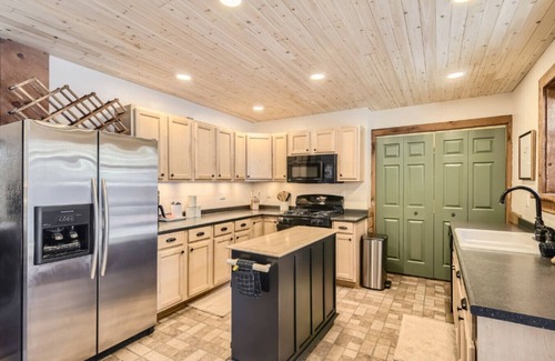 Bailey House | NEW! Wolfcamp: Hot Tub, Views & Fast Wi-Fi