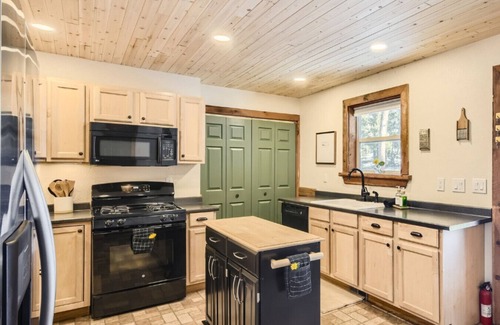 Bailey House | NEW! Wolfcamp: Hot Tub, Views & Fast Wi-Fi