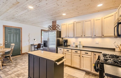 Bailey House | NEW! Wolfcamp: Hot Tub, Views & Fast Wi-Fi