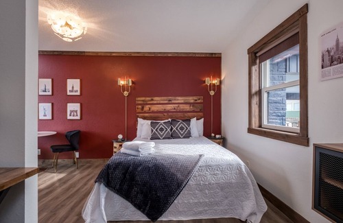 Prescott Hotel | New York Themed | Boutique Suite