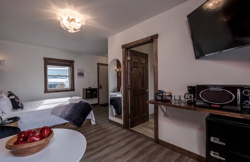 Prescott Hotel | New York Themed | Boutique Suite