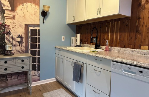 Newark Apartment | Newark/Wilmington | Nice 2 Rm suite, UofD, Christiana Hosp & Mall tax free!