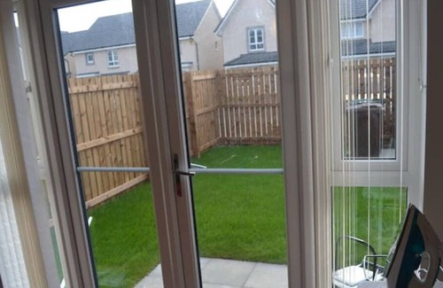 Longcroft House | Newbuild - 3 bedrooms, 2 baths,5 mins from airportnn