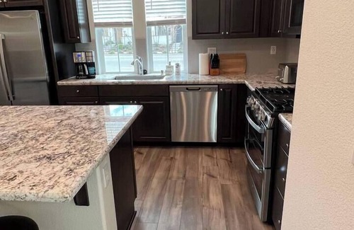 Roseville House | Newbuilt*pet*close2shop*corp/insur housing*24/7*