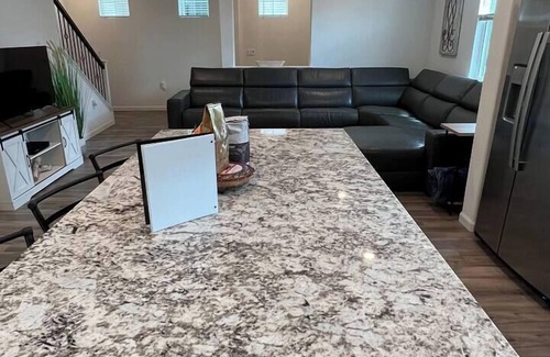 Roseville House | Newbuilt*pet*close2shop*corp/insur housing*24/7*