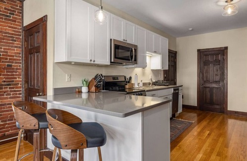 Newburyport Apartment | Newburyport Flat Downtown Living King Bed