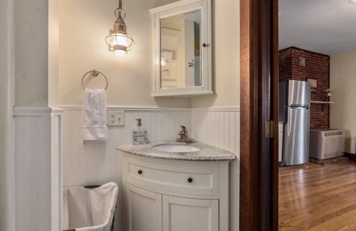 Newburyport Apartment | Newburyport Flat Downtown Living King Bed