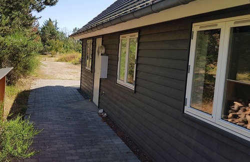 Fjellerup Strand House | Newer cottage with 3 bedrooms and loft - 150m to the beach - hottub