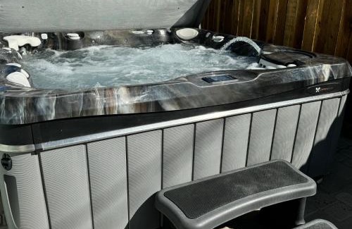 Weed House | Newer Cozy Guest Cottage with Saltwater Spa!