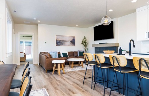 Cascade House | NewLuxury Home/HotTub/6Bed/PrivatePatio/Fireplace