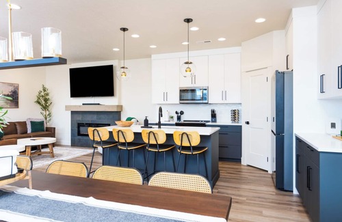 Cascade House | NewLuxury Home/HotTub/6Bed/PrivatePatio/Fireplace