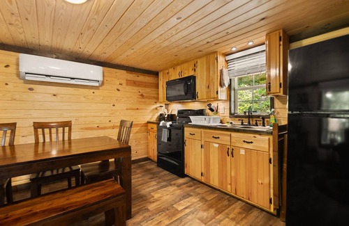 Stanton Cabin | Newly Built, Cozy, Pet Friendly, Hot Tub, Rural Cabin deep in Red River Gorge