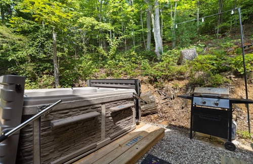 Stanton Cabin | Newly Built, Cozy, Pet Friendly, Hot Tub, Rural Cabin deep in Red River Gorge