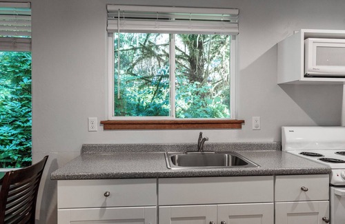 Crescent City Cabin | Newly built deluxe cabins, in a private redwood setting near the Smith River