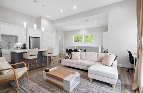 Greater Heights House | Newly Built Glamorous Townhome Downtown with FREE Airport Ride