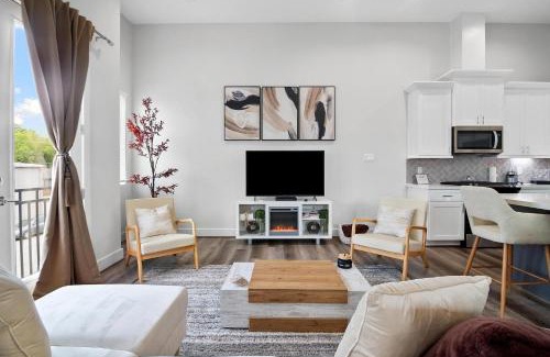 Greater Heights House | Newly Built Glamorous Townhome Downtown with FREE Airport Ride