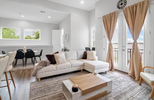 Greater Heights House | Newly Built Glamorous Townhome Downtown with FREE Airport Ride
