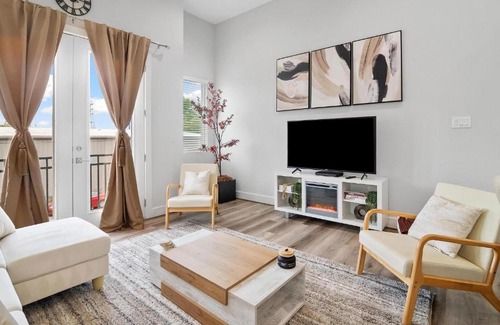 Greater Heights House | Newly Built Glamorous Townhome Downtown with FREE Airport Ride