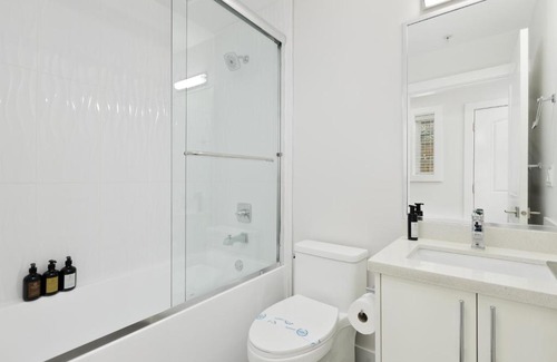 Knight Apartment | Newly built Laneway Home 1 BD Centrally located