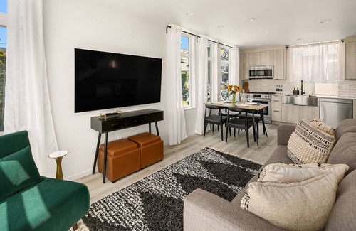 Fremont House | Newly Built Seattle Townhome w. Lake/Skyline Views