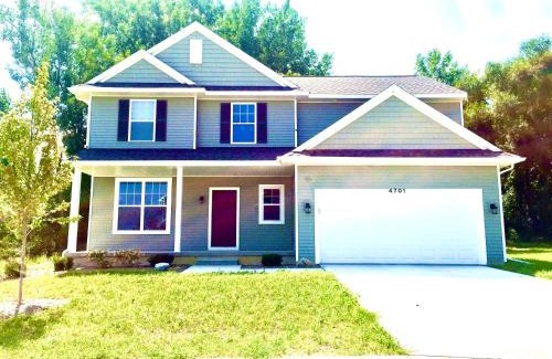 Midland Villa | Newly Built Spacious Quiet 3 Bed Rm House with Backyard and Parking