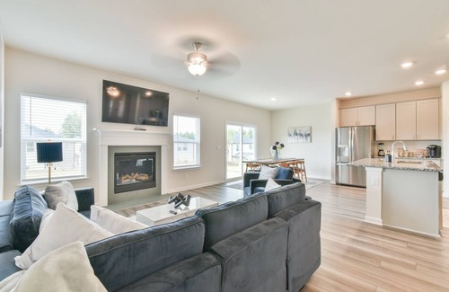 Fairburn House | Newly Built Stunning and Spacious Modern Home! Minutes Downtown