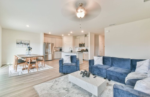 Fairburn House | Newly Built Stunning and Spacious Modern Home! Minutes Downtown