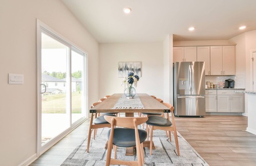 Fairburn House | Newly Built Stunning and Spacious Modern Home! Minutes Downtown