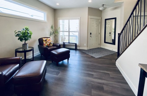 Springbank Hill House | Newly Furnished 3BDR House w/AC in High-end Calgary West