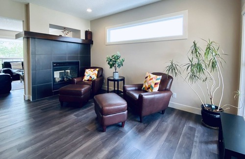 Springbank Hill House | Newly Furnished 3BDR House w/AC in High-end Calgary West