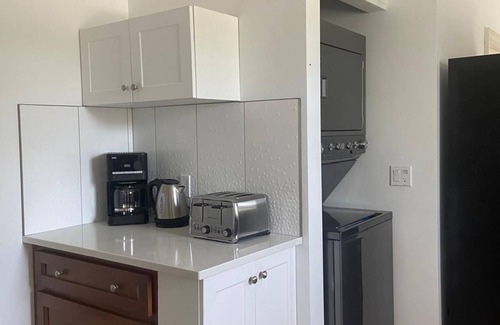 Niagara Falls House | Newly Listed 4-bedroom , 2 bath house with WiFi, AC 10 minute walk to the Falls!