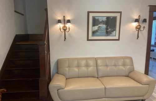 Niagara Falls House | Newly Listed 4-bedroom , 2 bath house with WiFi, AC 10 minute walk to the Falls!