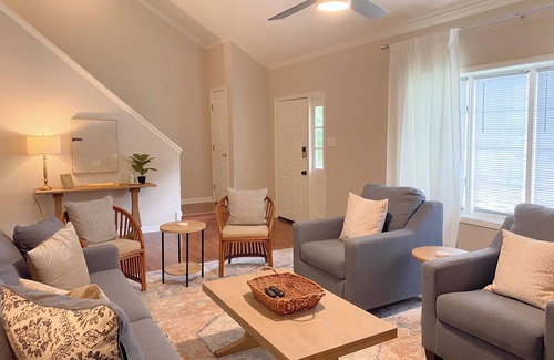Hattiesburg House | Newly listed! Stylish Townhome w/ King Bed! 3bd/2ba - Central Location!