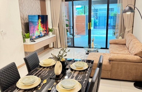 Phra Khanong Nuea House | Newly Renovated Entire House 4 Beds 4 Bathrooms BTS Ekkamai 9 people