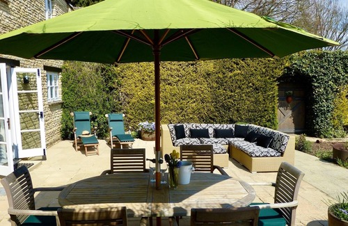 Burford House | NEWLY REDECORATED GORGEOUS GRADE II LISTED WITH DESIGNER CUSTOM FURNISHINGS