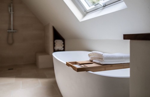 Burford House | NEWLY REDECORATED GORGEOUS GRADE II LISTED WITH DESIGNER CUSTOM FURNISHINGS