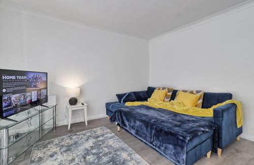 Basildon House | Newly Refurbished 3BR House Basildon, Garden, Netflix & Trisport Table