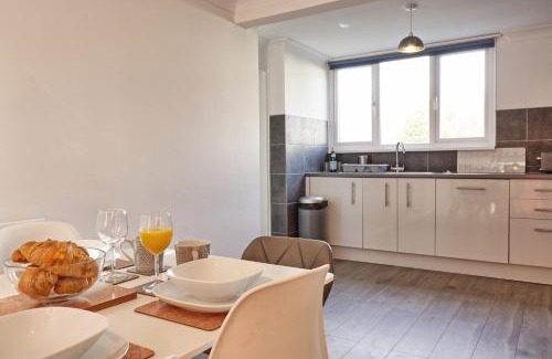 Basildon House | Newly Refurbished 3BR House Basildon, Garden, Netflix & Trisport Table