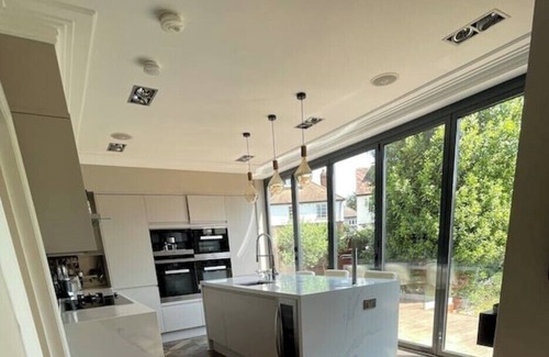 Kew House | Newly Refurbished 4-bedroom London House 5 Min To Tube With 50m Garden