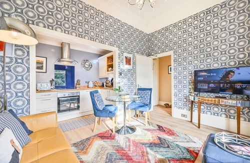 Torquay Apartment | Newly refurbished apartment with romantic tower bedroom close to all amenities.