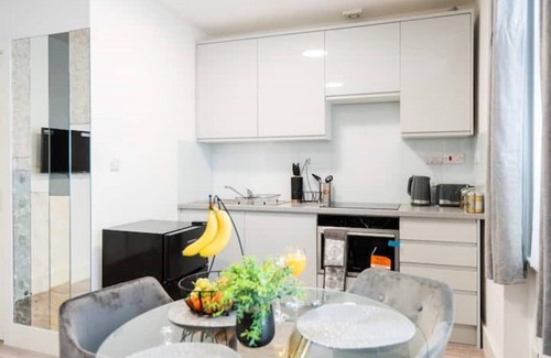 College Park and Old Oak Apartment | Newly refurbished Studio in Kensal green